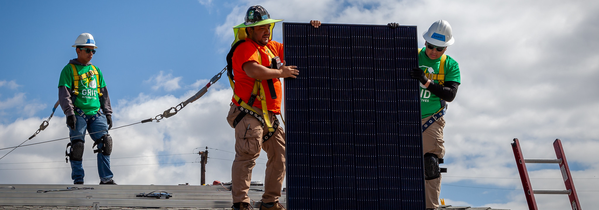 Francisco installing panels credit- Grid (1)